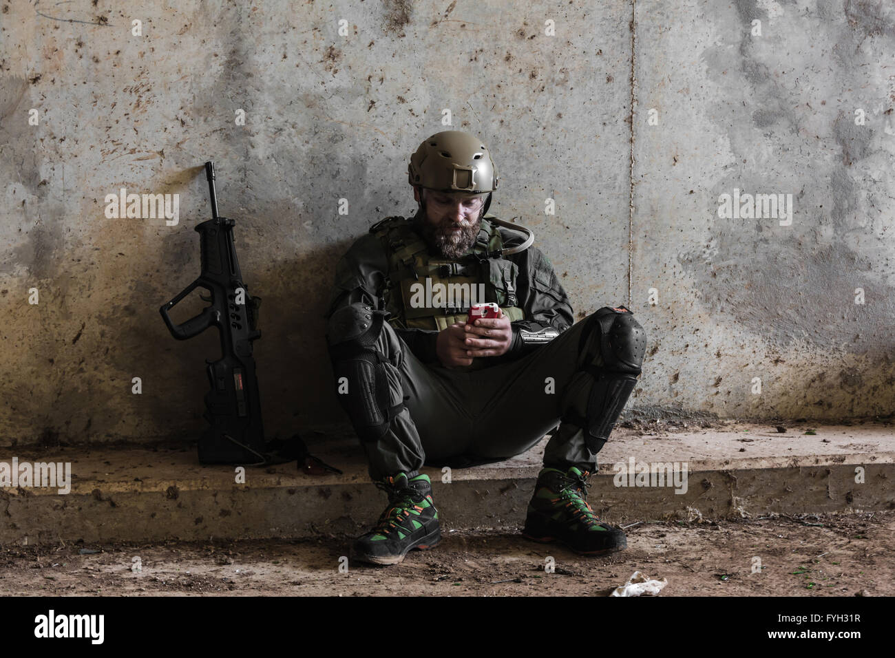 Mann in militärischer Form mit Waffe Stockfoto