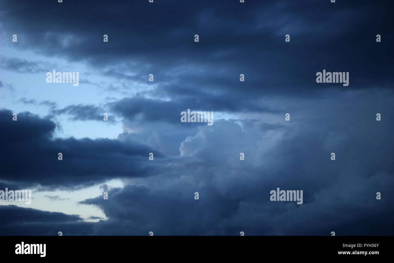 Schweren und dunklen Wolken am Abend. Stockfoto