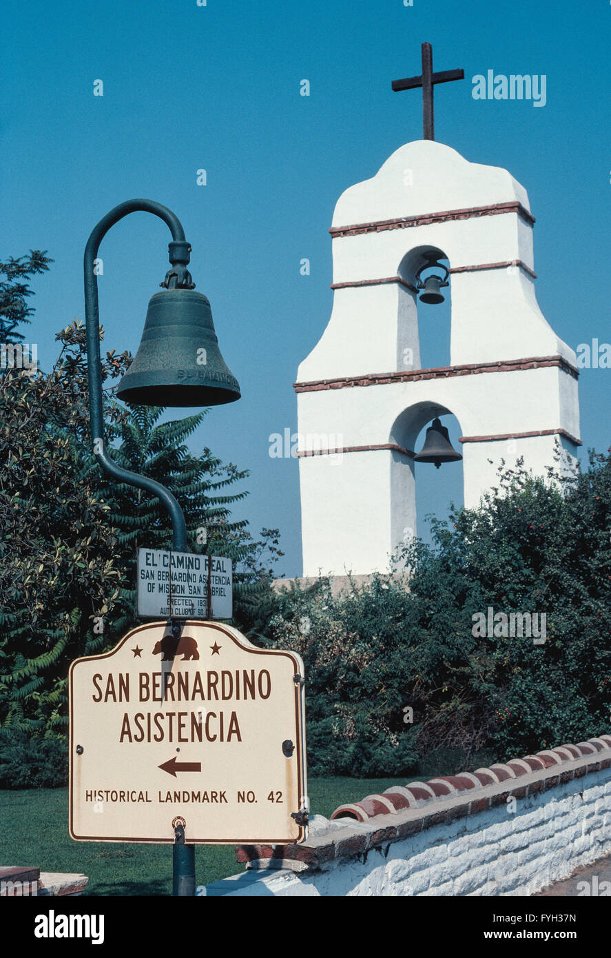 Ein Glockenturm markiert den Ort des rekonstruierten 1830 historische Gebäude der Rancho San Bernardino, ein Vorposten der spanischen Mission San Gabriel für seine Rinder weiden Aktivitäten im heutigen Redlands, Kalifornien, USA. Genannt der Asistencia fälschlicherweise auf Spanisch, Estancia (Rinderfarm) wurde vier Jahre später durch die Mission aufgegeben und verfiel die Adobe-Gebäude. Eine modernisierte Neuschöpfung im Jahr 1937 für Besucher geöffnet. Heutige Asistencia ist ein historisches Wahrzeichen von Kalifornien und in der Nähe einer Gusseisen-Glocke, die 21 spanischen Missionen nach oben und unten den Staat El Camino Real (The Royal Road) markiert. Stockfoto