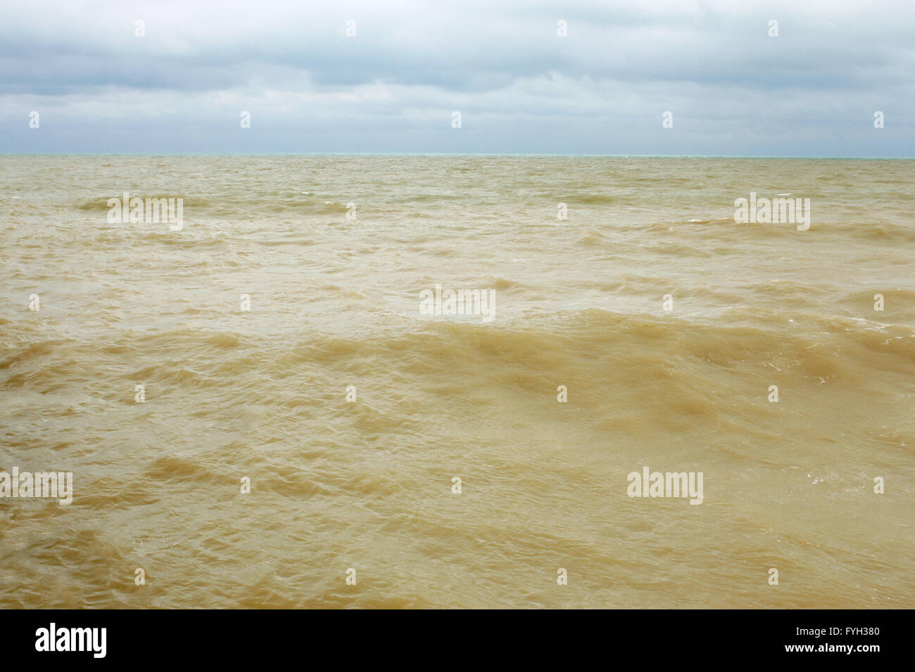 Sandy Meerwasser nach dem Sturm Stockfoto