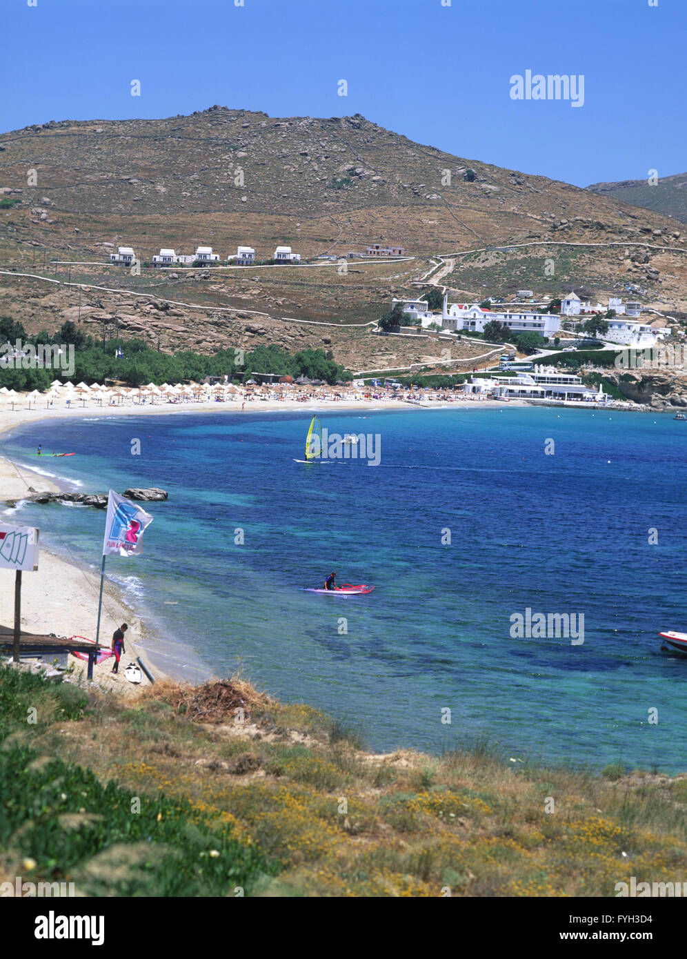 Griechenland, Insel Mykonos, Stelia Strand, bekannt für Windsurfen. Stockfoto
