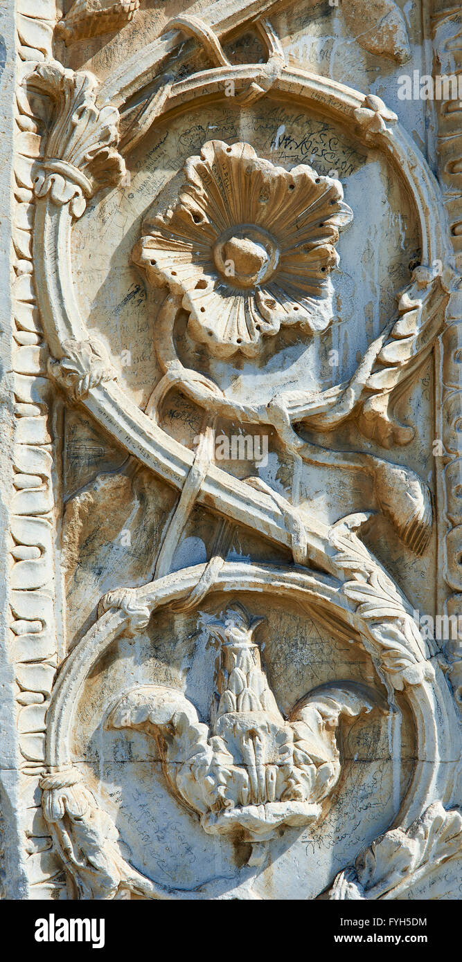 Bas Reliefskulptur an der 12. Jh. romanische Fassade der Chiesa di San Pietro extra Moenia, Spoleto, Italien Stockfoto