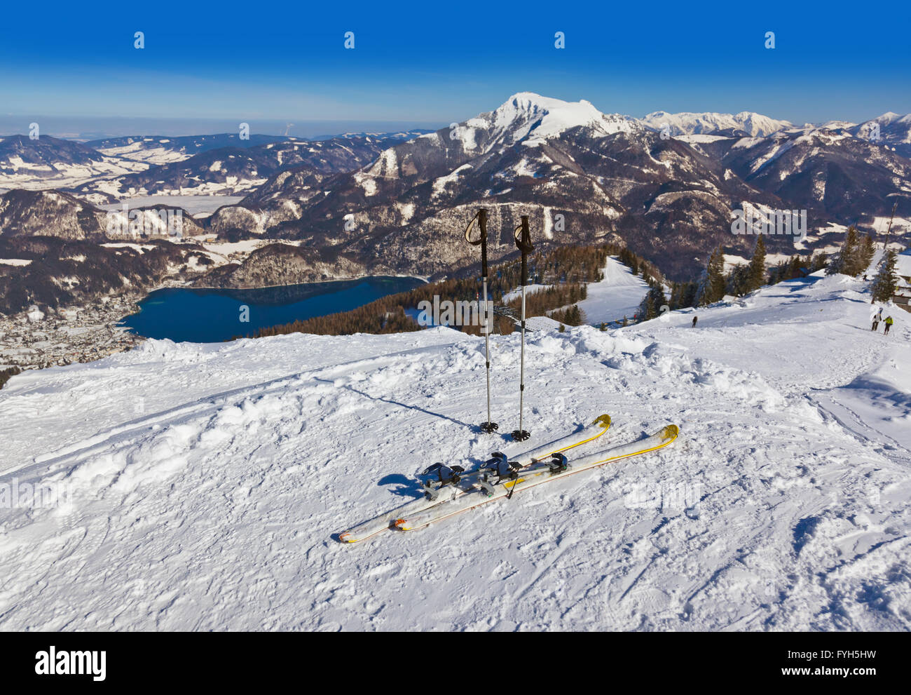 Berge-Ski und Skistöcke - St. Gilgen Österreich Stockfoto