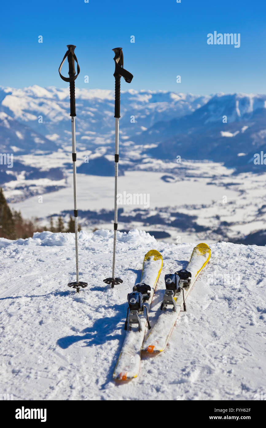 Berge-Ski und Skistöcke - St. Gilgen Österreich Stockfoto