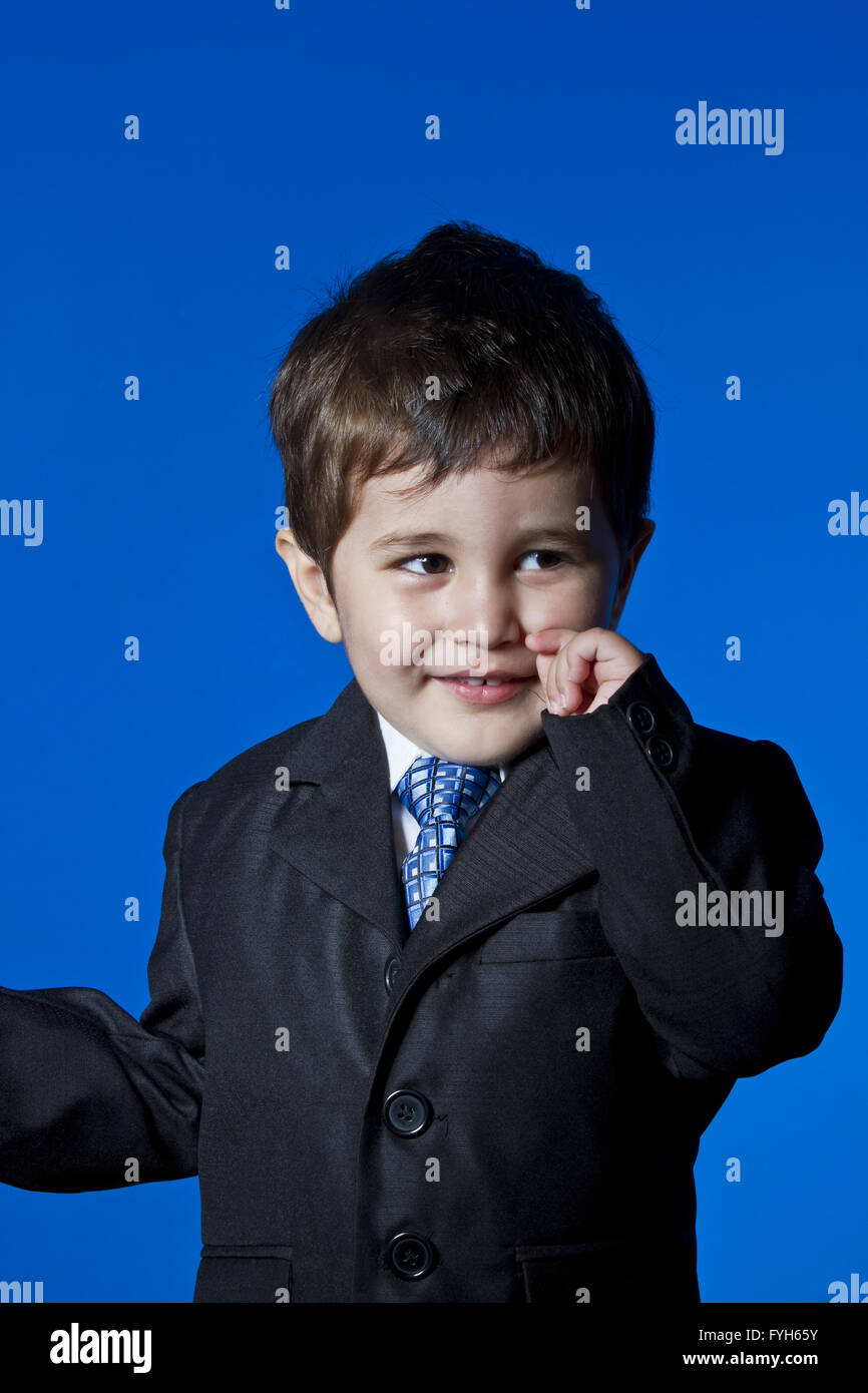 Kind, Geschäftsmann überrascht, niedlichen kleinen Jungen Porträt über blaue Chroma-Hintergrund Stockfoto