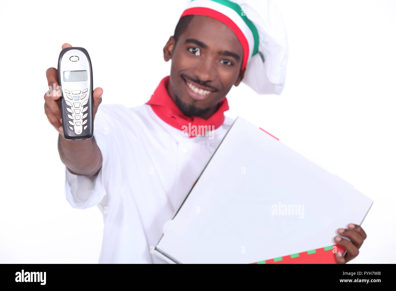 Lächelnde italienischer Koch mit einem Telefon und Pizza box Stockfoto