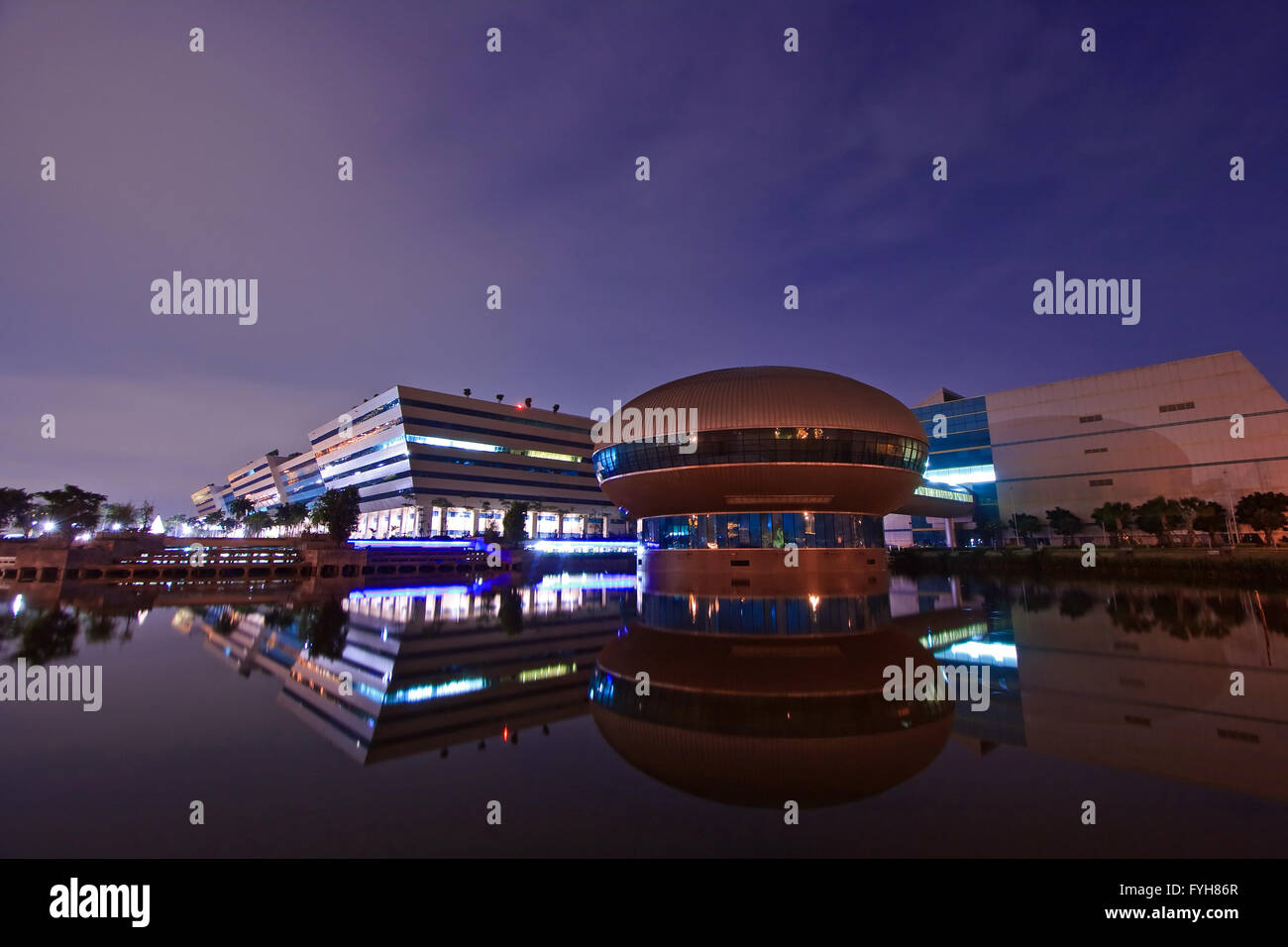 Landschaft der Komplex Regierungsgebäude Kuppel erstrahlt in der Abenddämmerung in Bangkok Thailand. Stockfoto