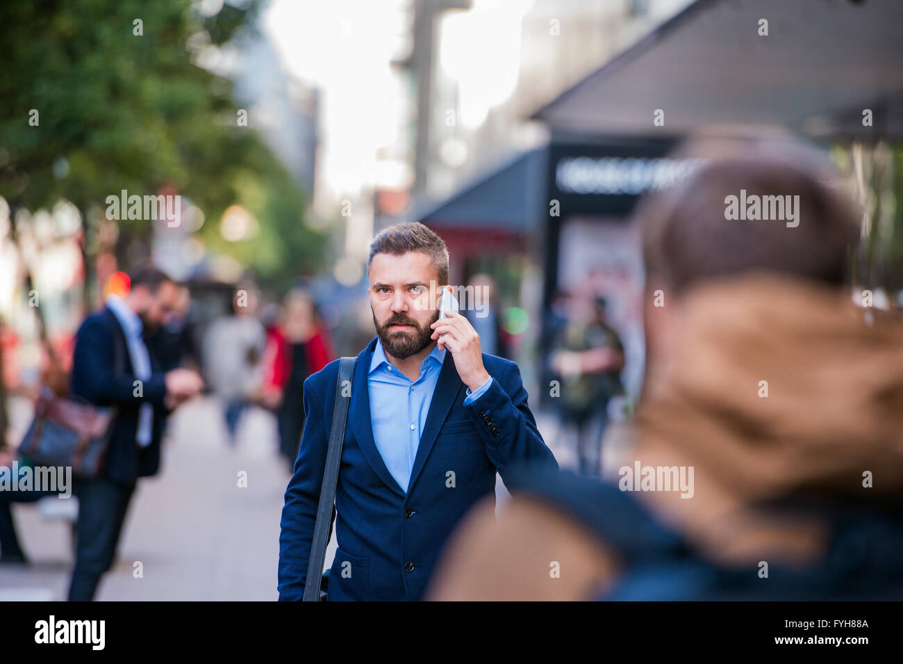 Hipster-Manager mit Ihrem Smartphone auf der Straße Stockfoto