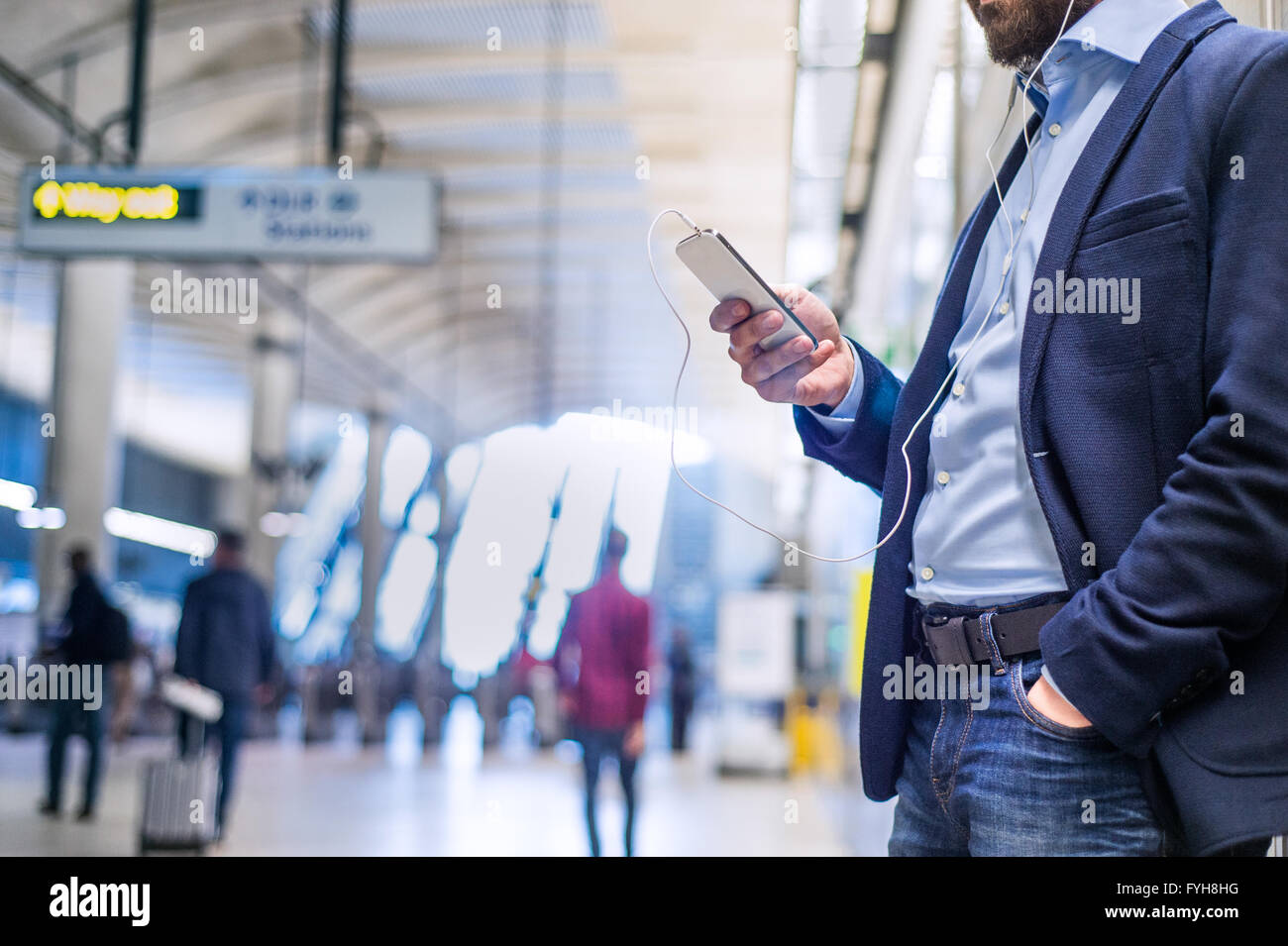 Nahaufnahme von Hipster Geschäftsmann mit Smartphone, u-Bahnstation Stockfoto