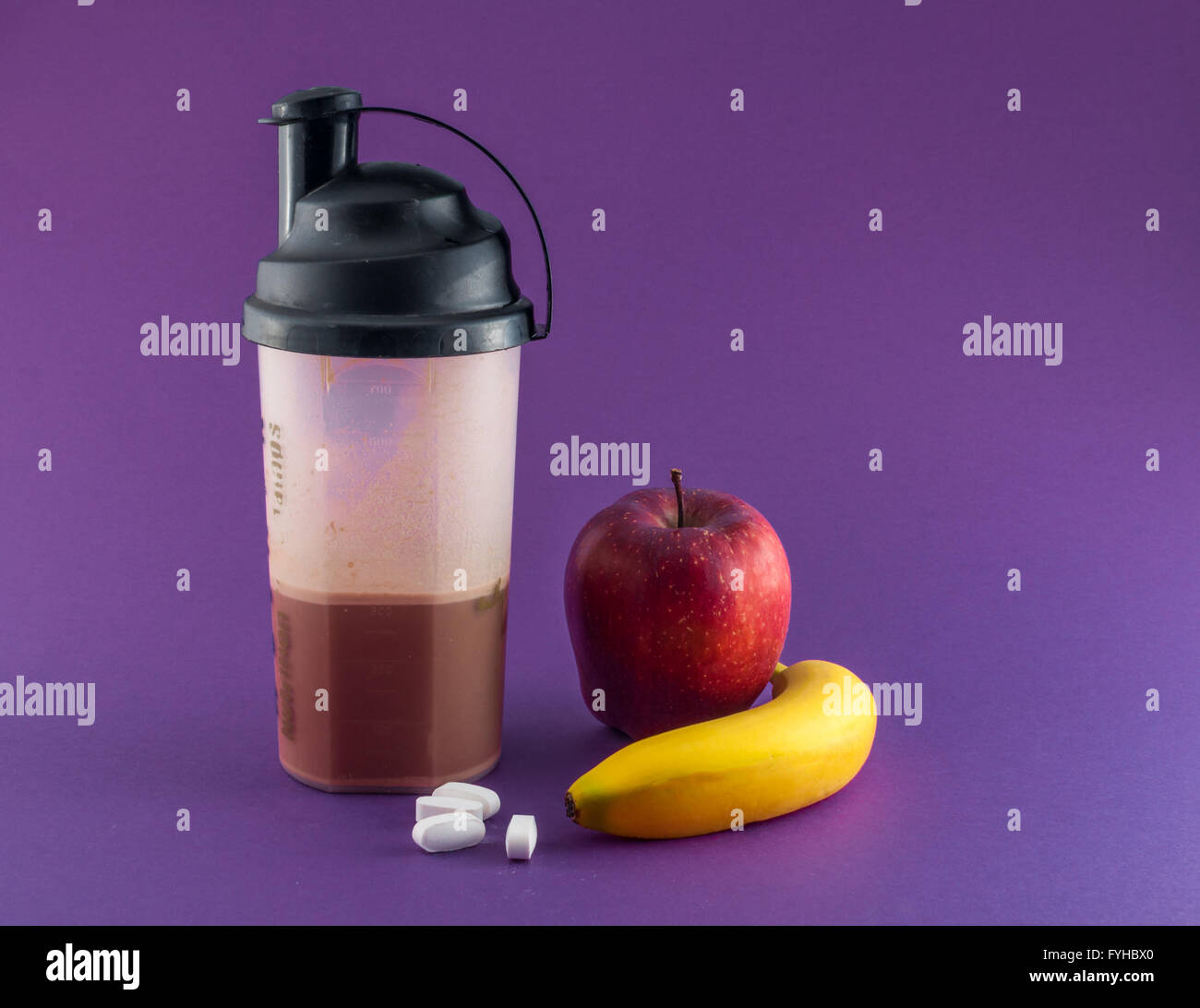 Post-Workout-Mahlzeit mit Wheyprotein, Shaker, Banane und Apfel Stockfoto