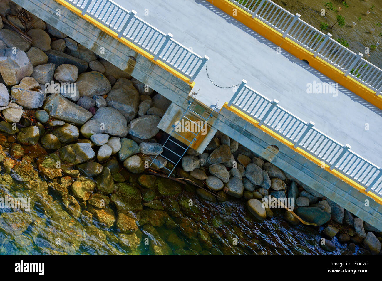 Betonbrücke mit Geländer in natürlichem Licht Stockfoto