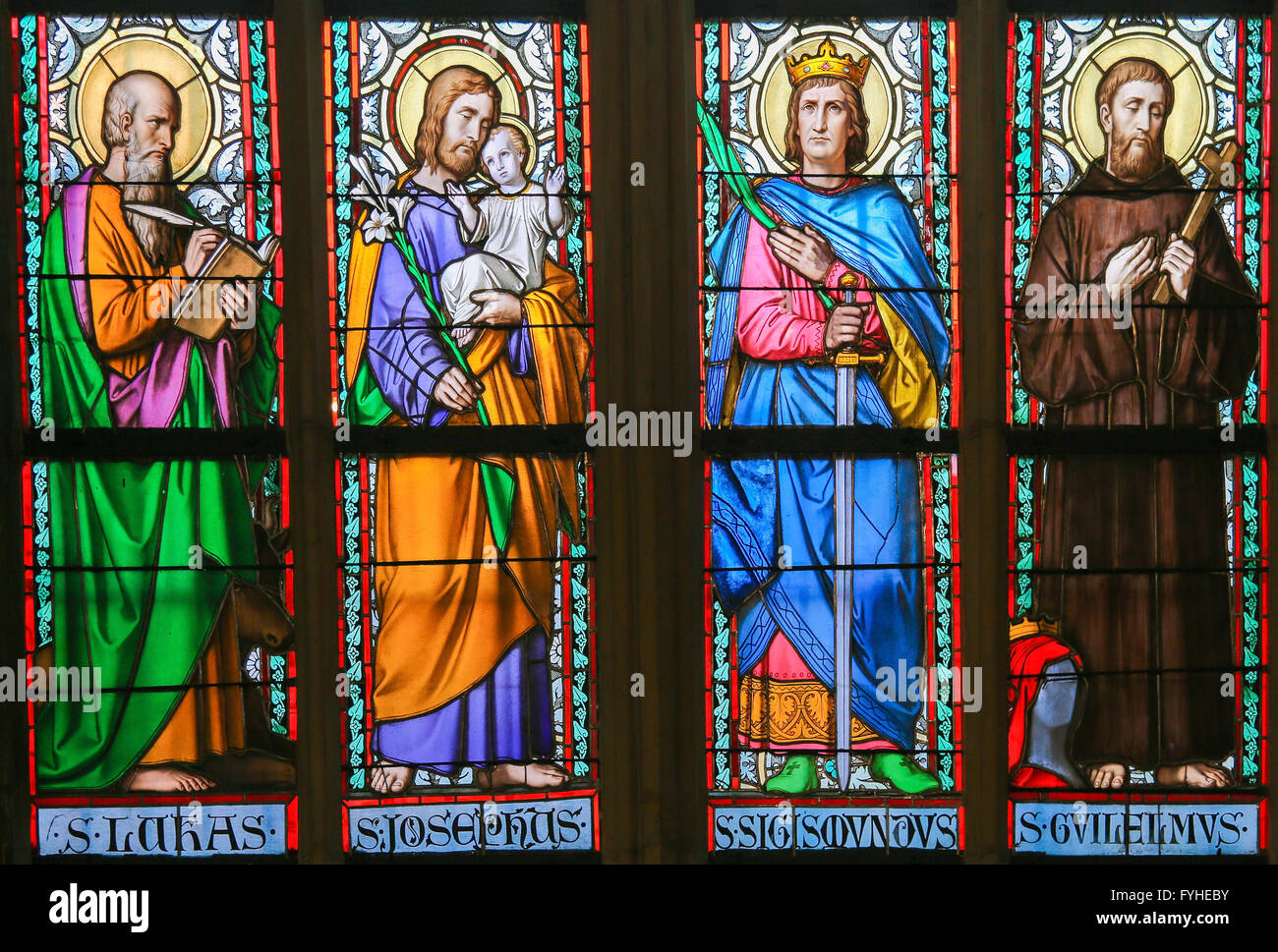 Glasfenster in St. Vitus Cathedral, Prag, Darstellung der heilige Lukas, St. Joseph, St. Sigismund und Saint William Stockfoto