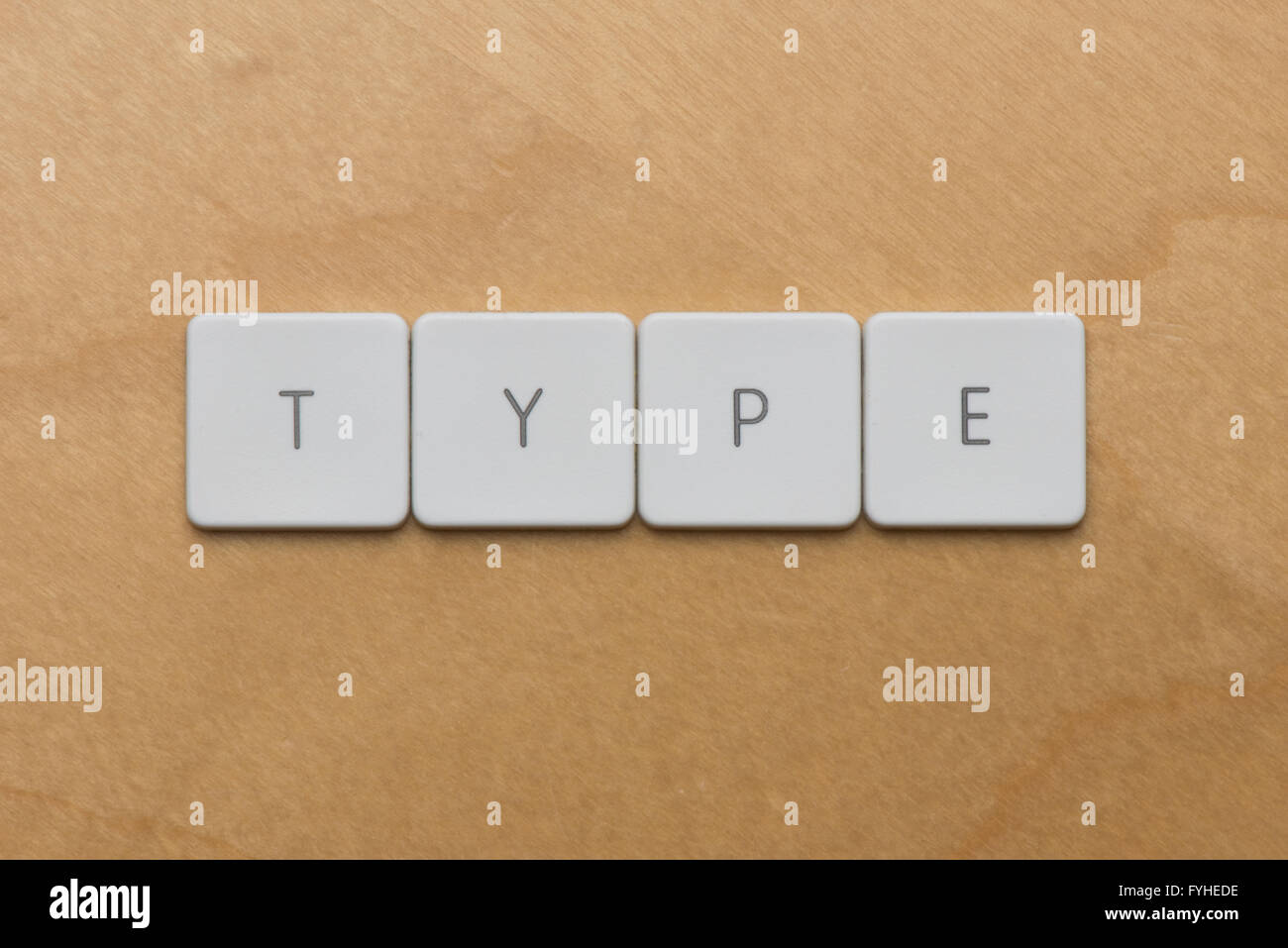 Tastatur Buchstaben buchstabieren Typ auf hölzernen Desktophintergrund Stockfoto