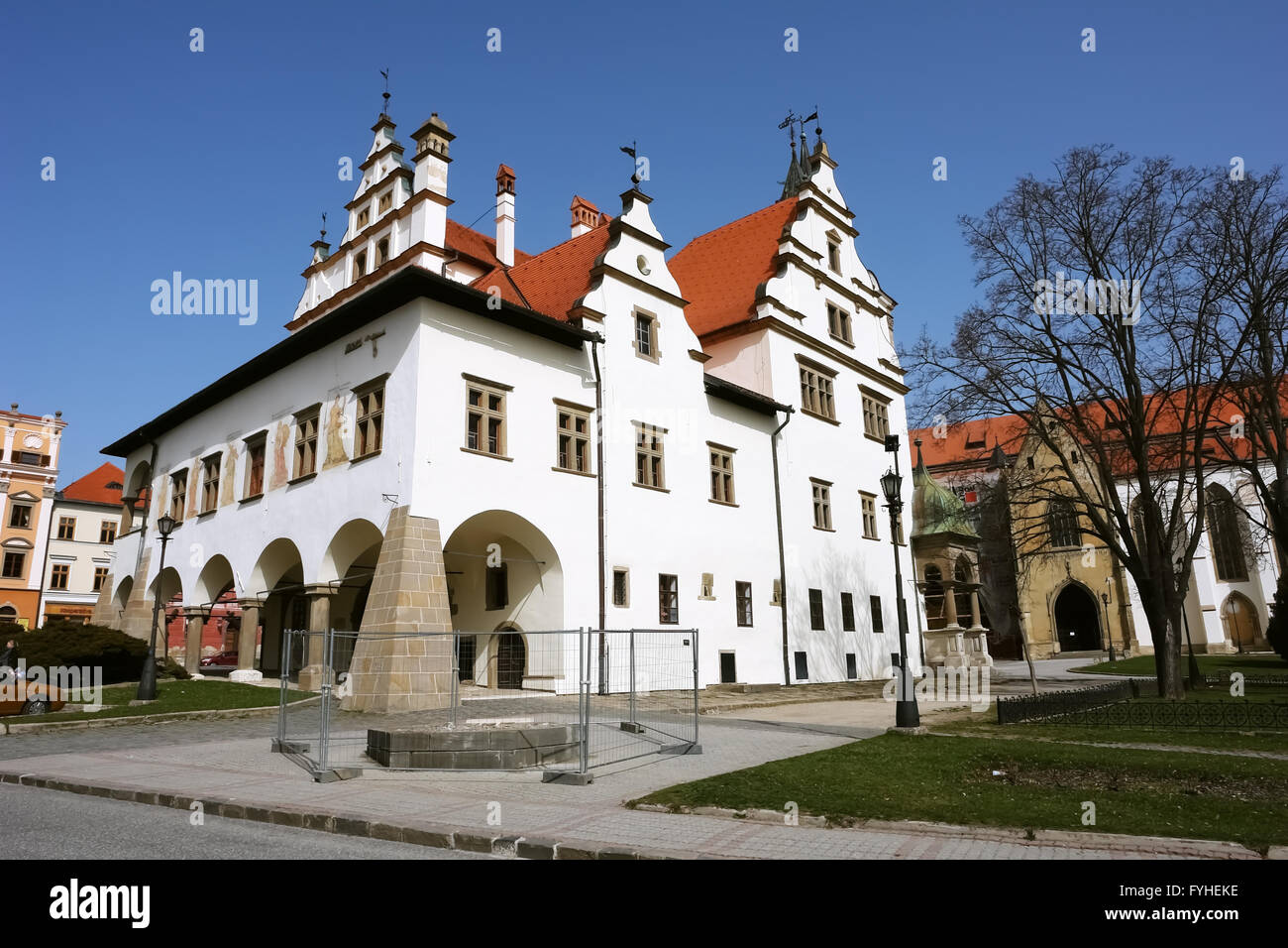 Levoca, PRESOV, Slowakei - 3. April 2016: Blick auf die alten Gebäude und die Kirche im historischen Zentrum von Levoca, Slowakei. Stockfoto