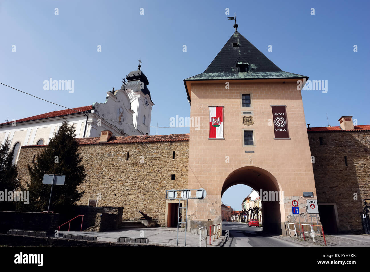 Levoca, PRESOV, Slowakei - 3. April 2016: Altes Stadttor im historischen Zentrum von Levoca, Slowakei. Stockfoto