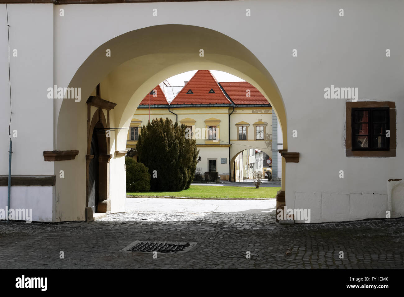 Levoca, PRESOV, Slowakei - 3. April 2016: Blick von der alten Stadt Bogen im historischen Zentrum von Levoca, Slowakei. Stockfoto