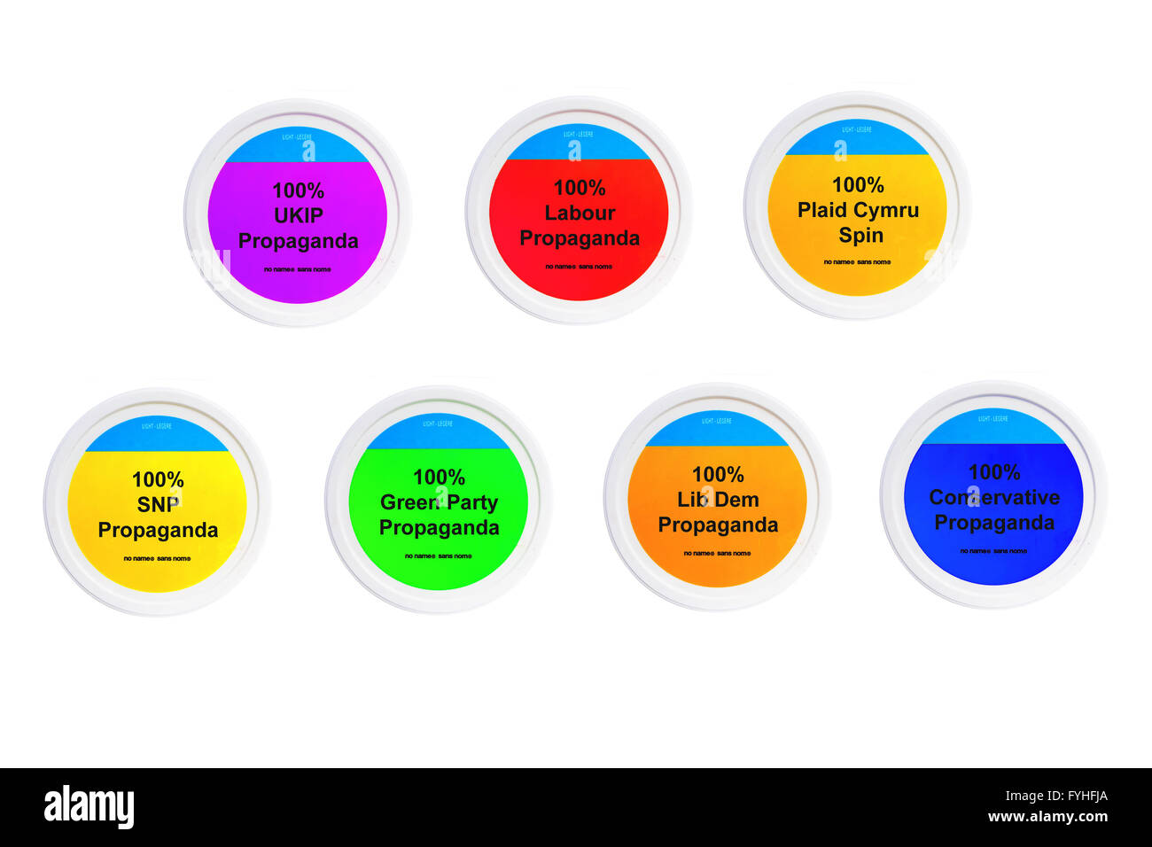Wannen der politischen Propaganda vor weißem Hintergrund fotografiert. Stockfoto