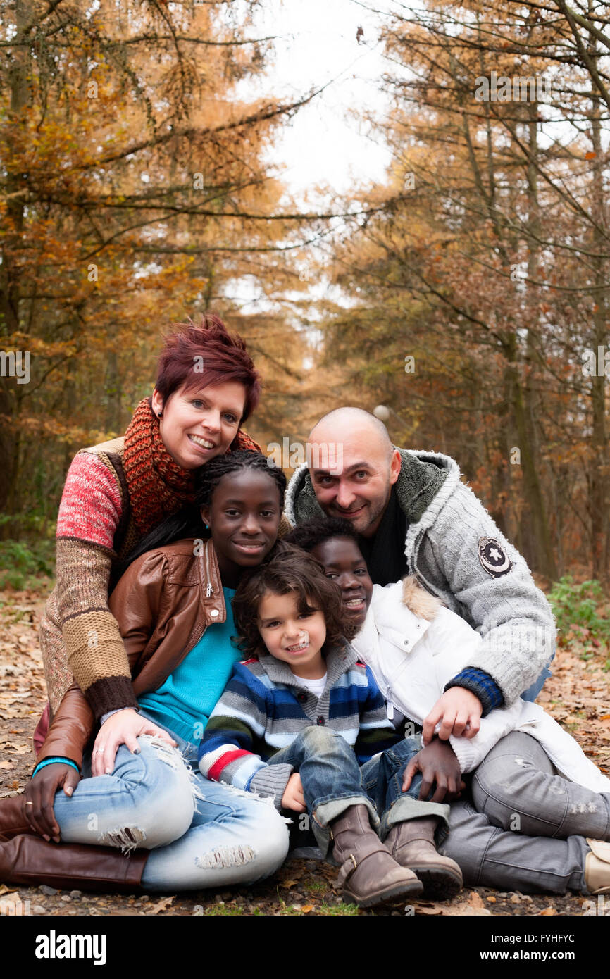 Familie mit adoptierten Kindern Stockfoto