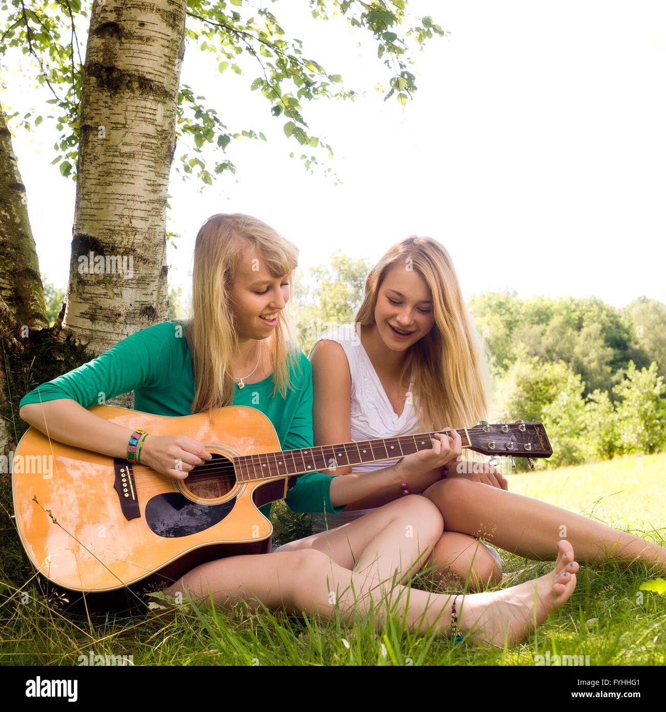 Mädchen und die Gitarre Stockfoto