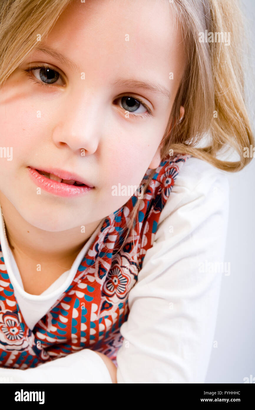 Blondes Kind wartet auf eine Antwort Stockfoto