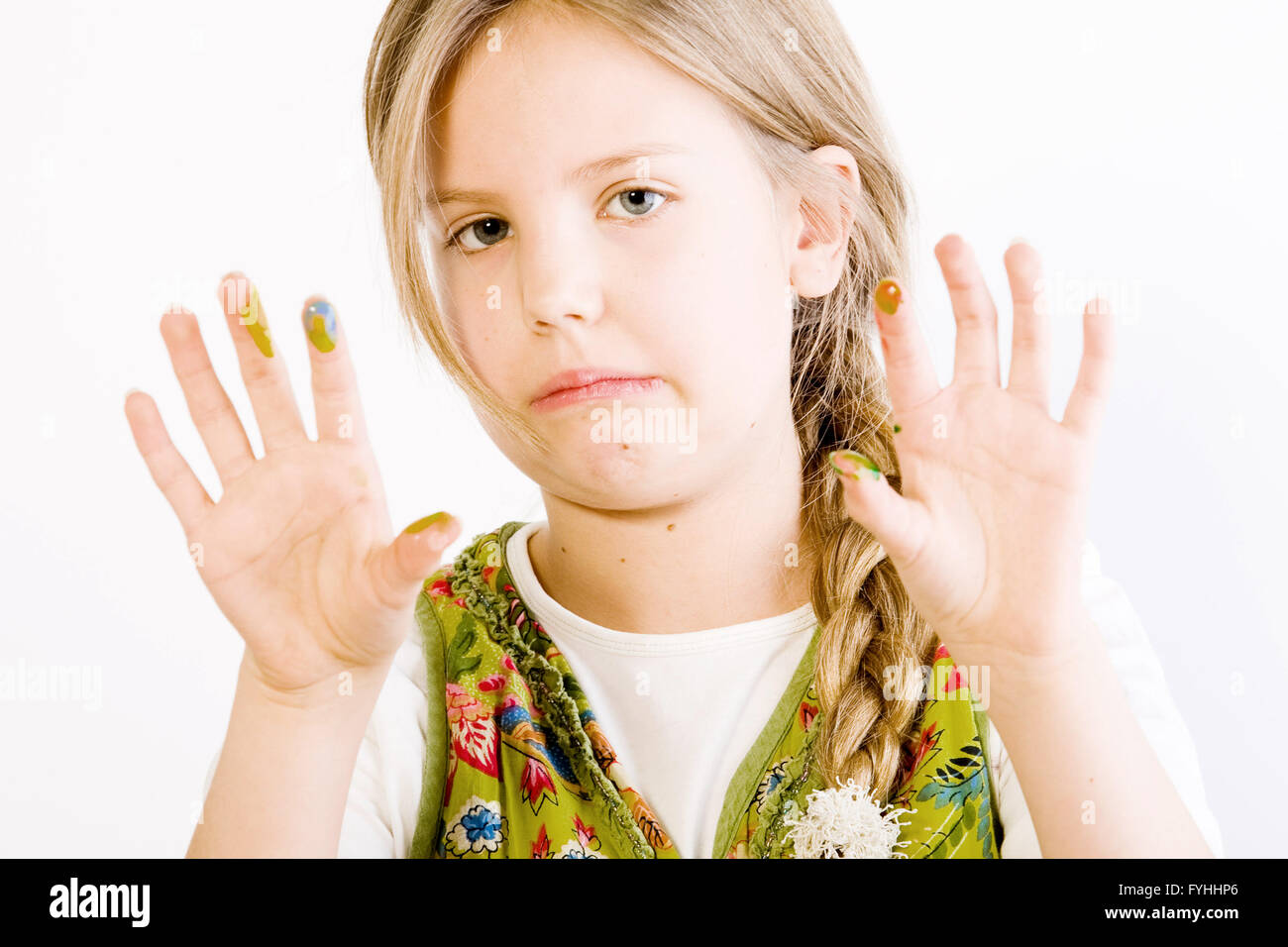 Junges Mädchen mit Farbe auf Händen Stockfoto