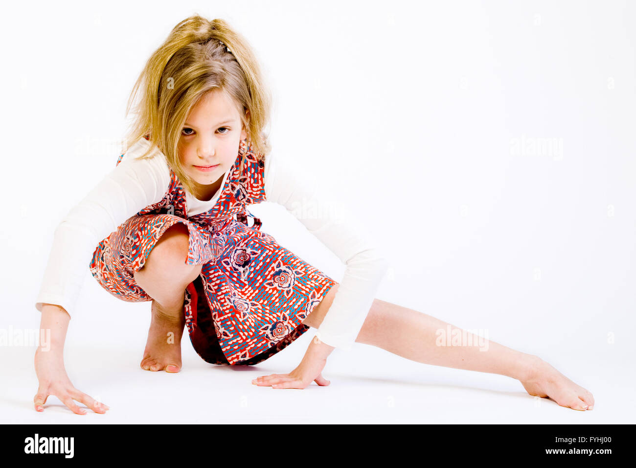 Blondes Kind tun eine Yoga-pose Stockfoto