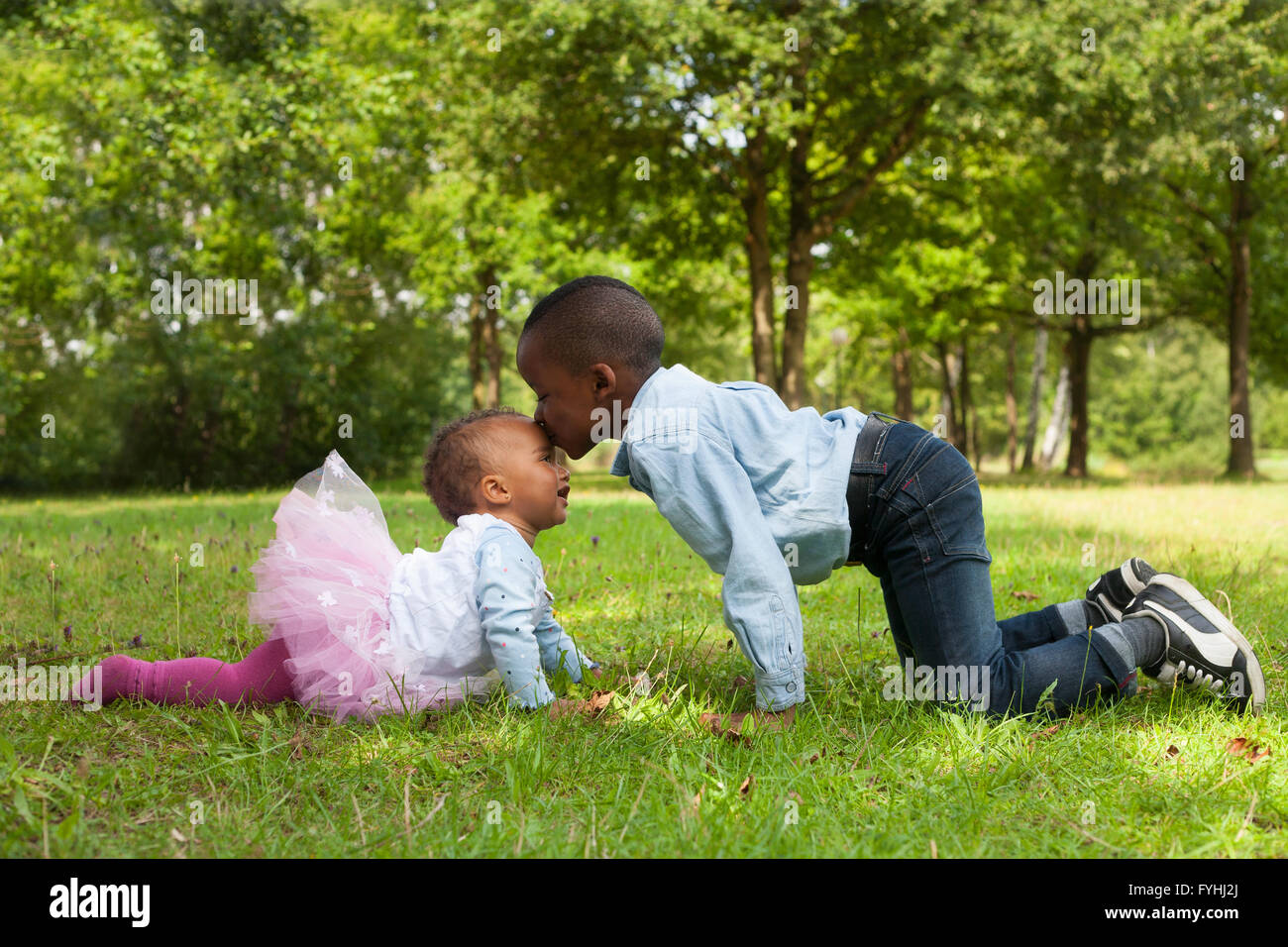 Afrikanischen jungen ist seine Schwester küssen. Stockfoto