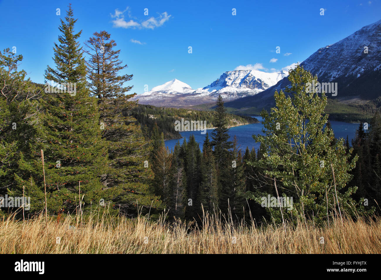 Dunkel blau kalten See und Schnee Berge in Kanada Stockfoto