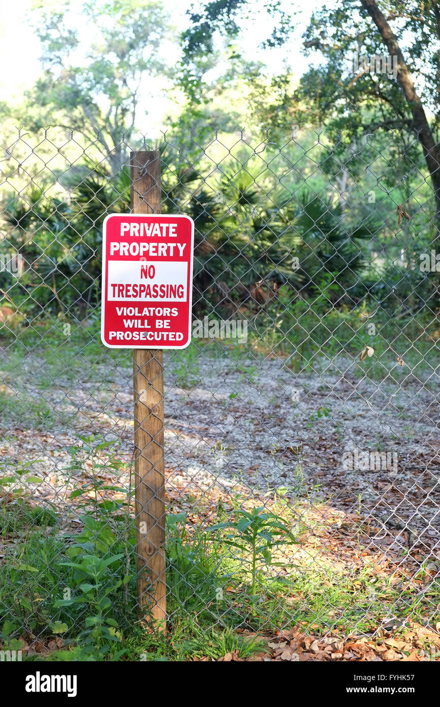 Privateigentum, kein Hausfriedensbruch, Zuwiderhandlungen werden verfolgt Zeichen auf ein leeres Gebäude in der Nähe von Davenport, Florida, April 2016 Stockfoto