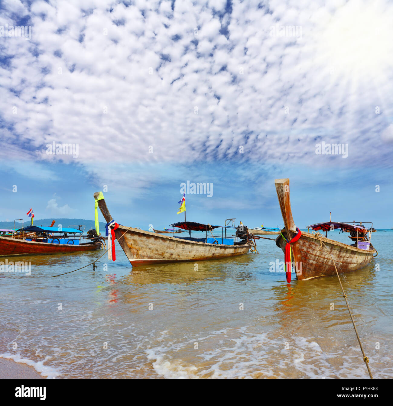 Ein Boote Longtails verankert warten auf Passagiere Stockfoto