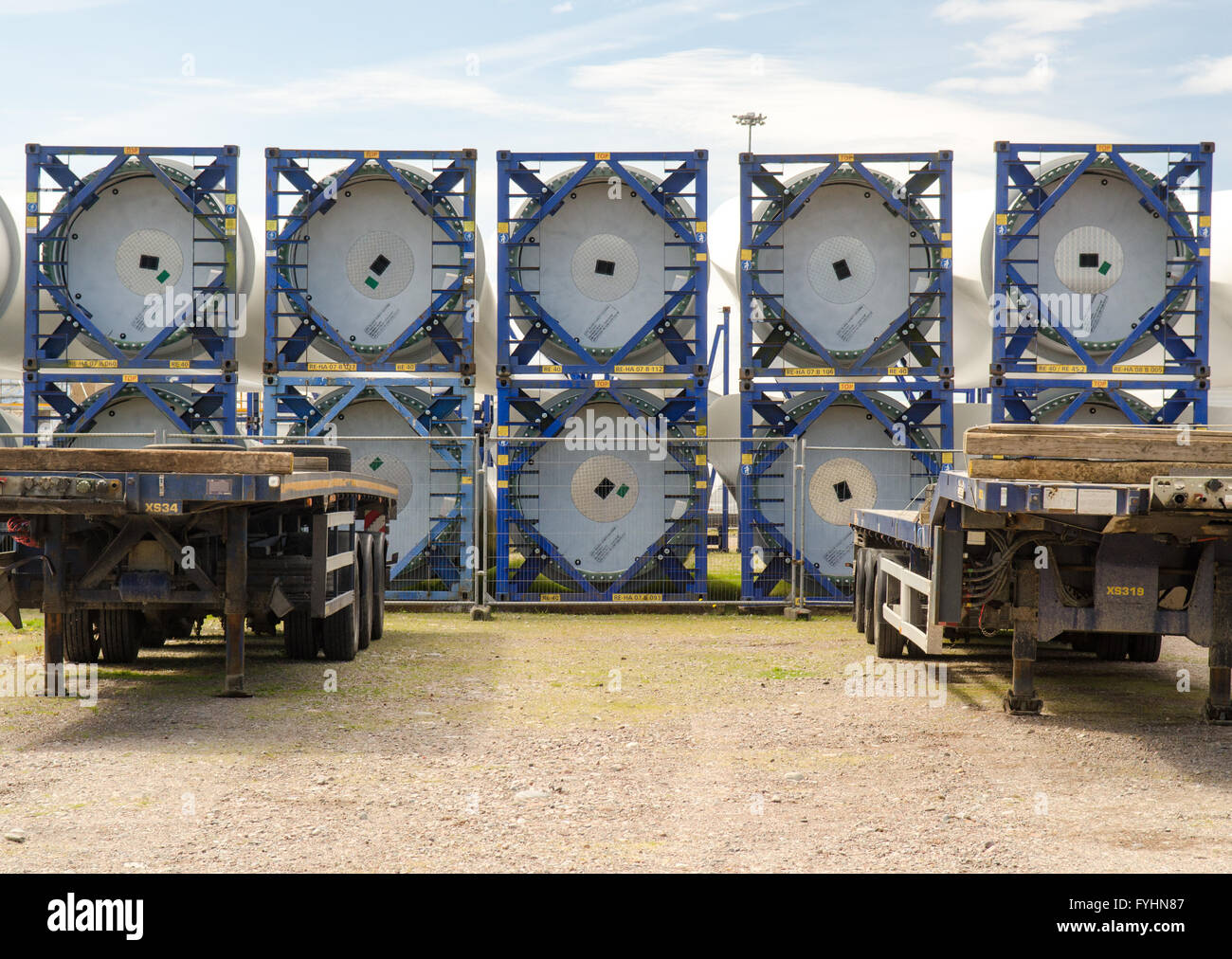 Inverness, Schottland - 16. Juni 2014: Wind-Turbinenschaufeln sitzen auf einer Dockside in Inverness warten auf Wind-Bauernhof-Bau. Stockfoto