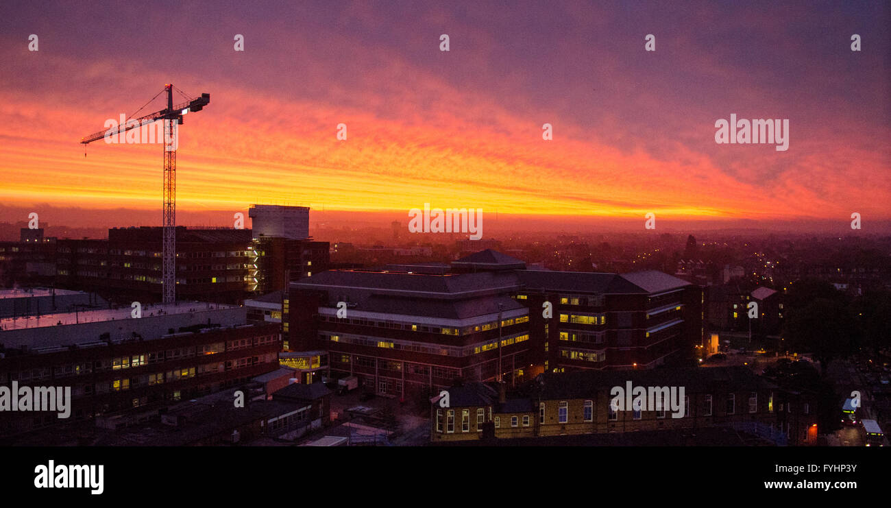 Sonnenaufgang über Str. Georges Krankenhaus, ein schwerer Unfall & Notfall, Trauma und Lehrkrankenhaus in Südlondon. Stockfoto