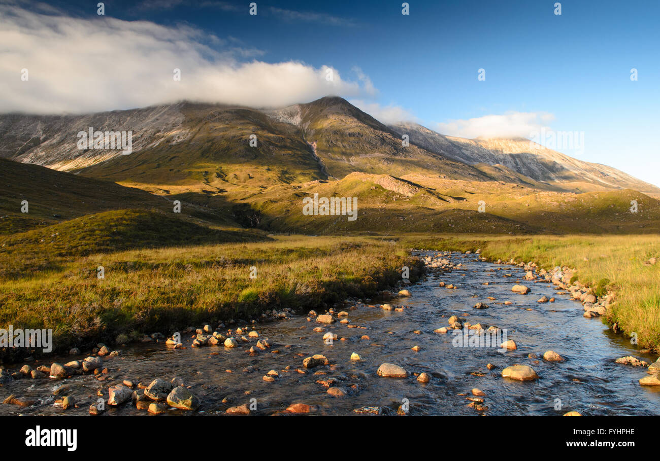 Ein Gebirgsbach fließt von den Hängen des Berges Beinn Eighe in Glen Torridon im Torridon Hills Bereich der Hochland-o Stockfoto