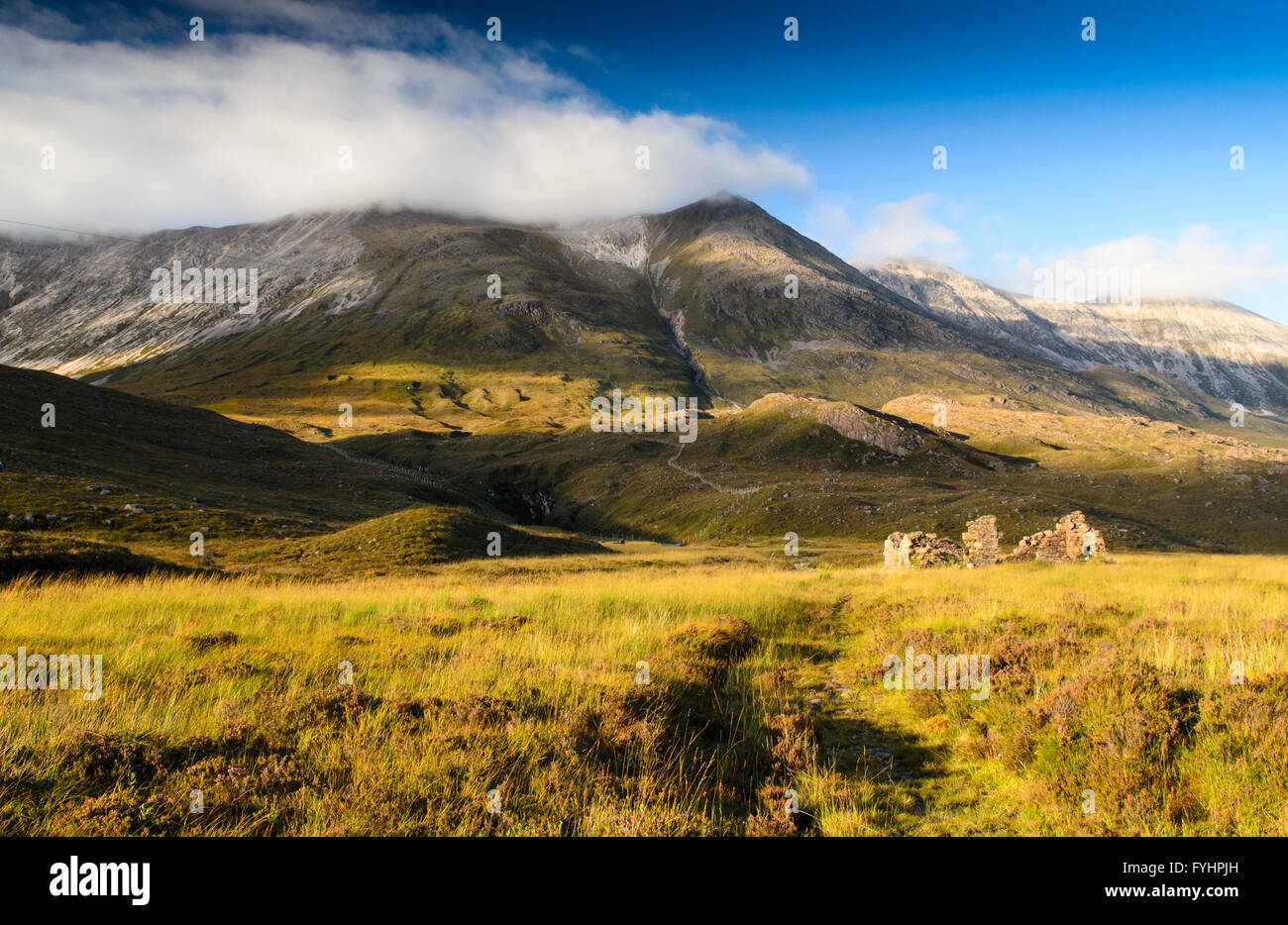 Alte Ruinen eine traditionelle Hütte oder Unterstand im Tal von Glen Torridon, unter Beinn Eighe Berg in Torridon Hills Stockfoto