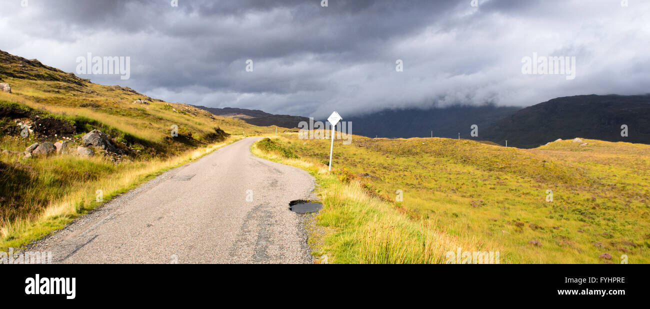 Überquerung des Passes von Loch Carron, Loch Torridon in den North West Highlands von Schottland. Stockfoto
