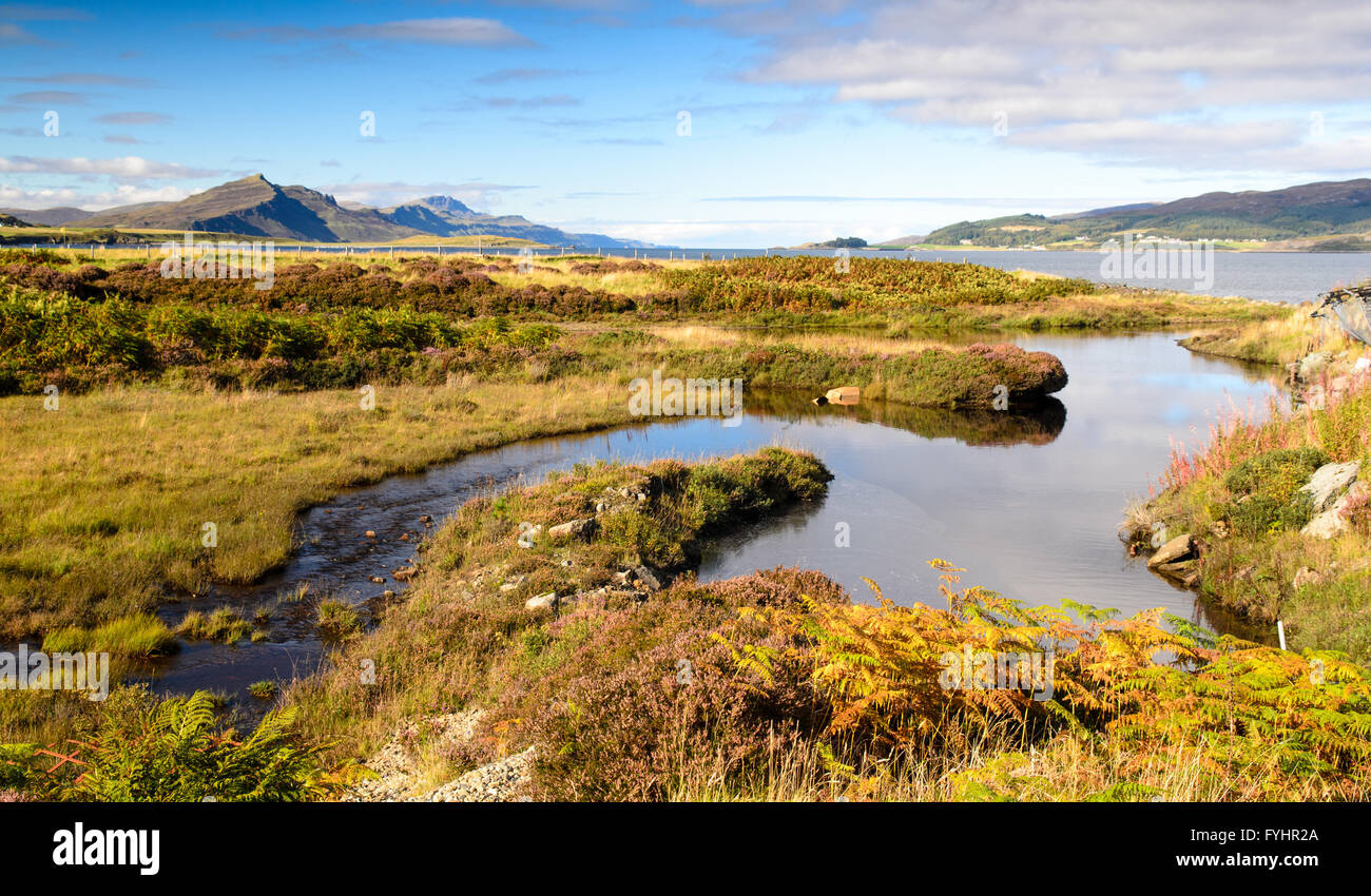 Ein kleiner Bach fließt in das Meer bei Achadh Mor auf der Isle Of Skye in Schottland. Stockfoto