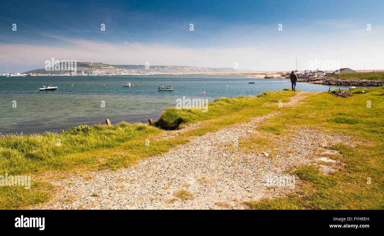 Weymouth, England - 18. Mai 2013: Eine Person, die zu Fuß unterwegs Rodwell Trail neben Portland Hafen in Dorset. Stockfoto