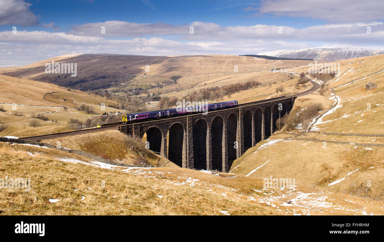 Carlisle, England - 1. April 2013: A Northern Rail Klasse 158 Personenzug kreuzen die nachbarschaftlich Gill Viadukt auf der Settle-Carli Stockfoto