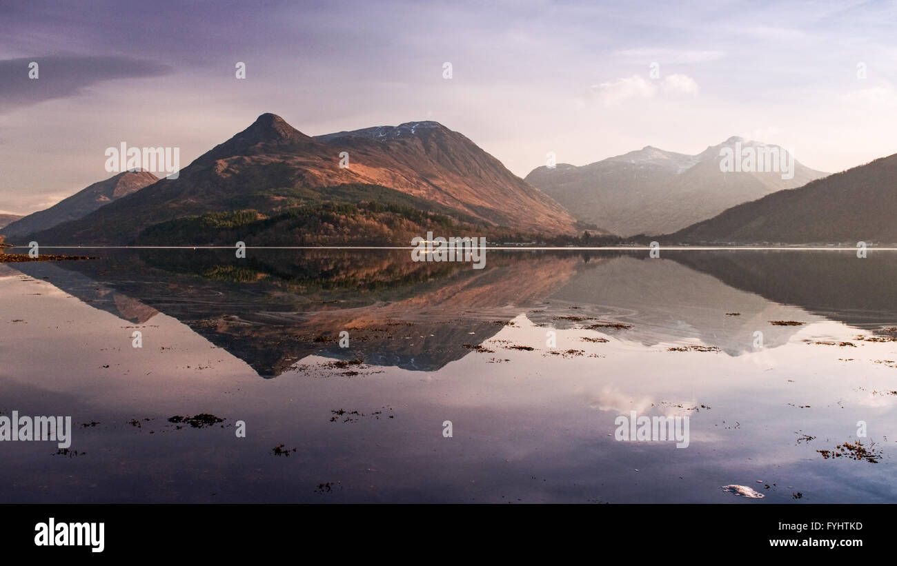 Reflexionen der Berge von Glen Coe im Loch Linnhe in den schottischen Highlands an einem kalten, ruhigen Wintertag. Stockfoto