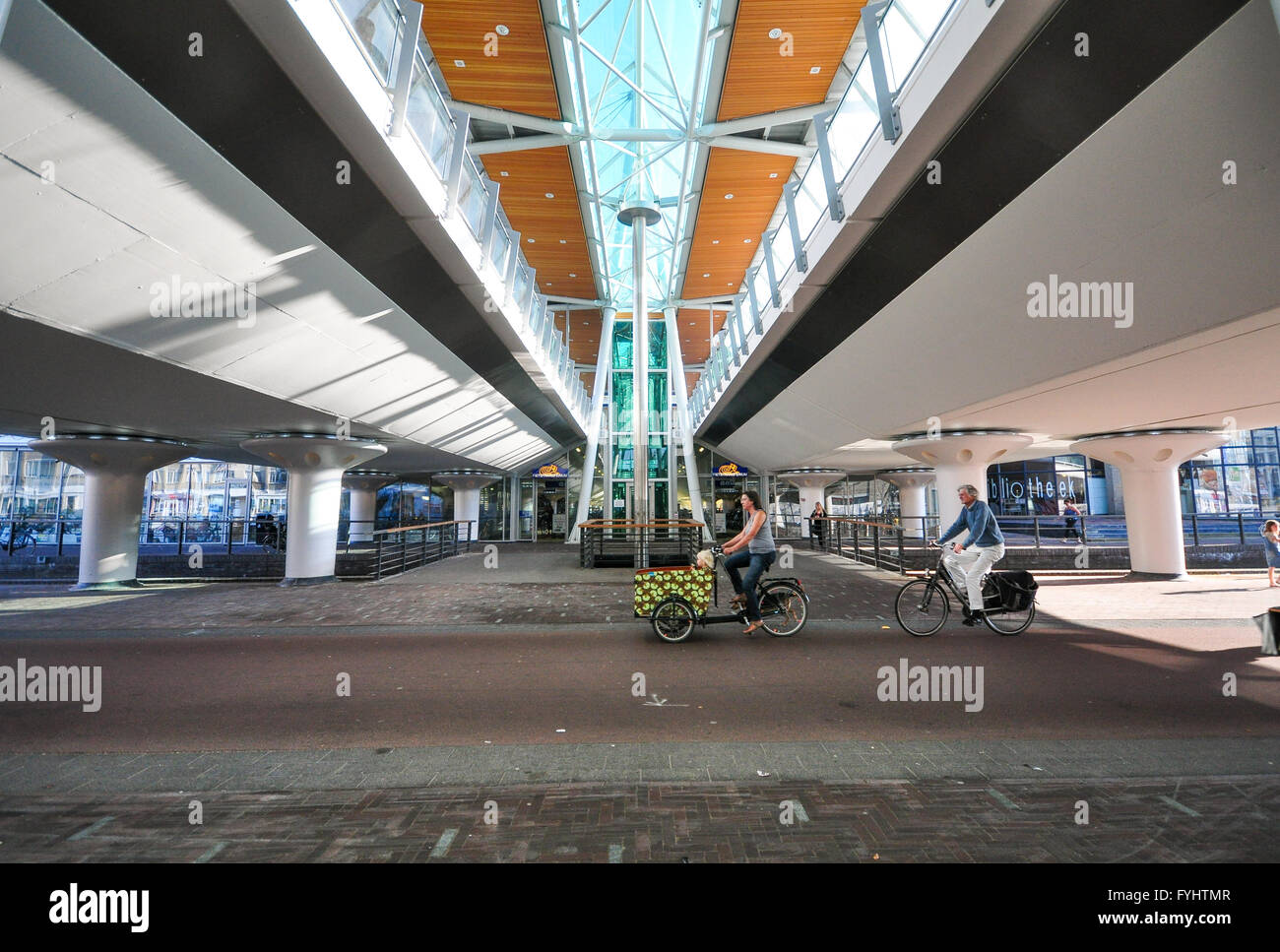 Radfahrer auf der Hauptstraße Onderdoor unter den neuen Bahnhof in Houten, eine geplante Satelliten Altstadt von Utrecht. Stockfoto