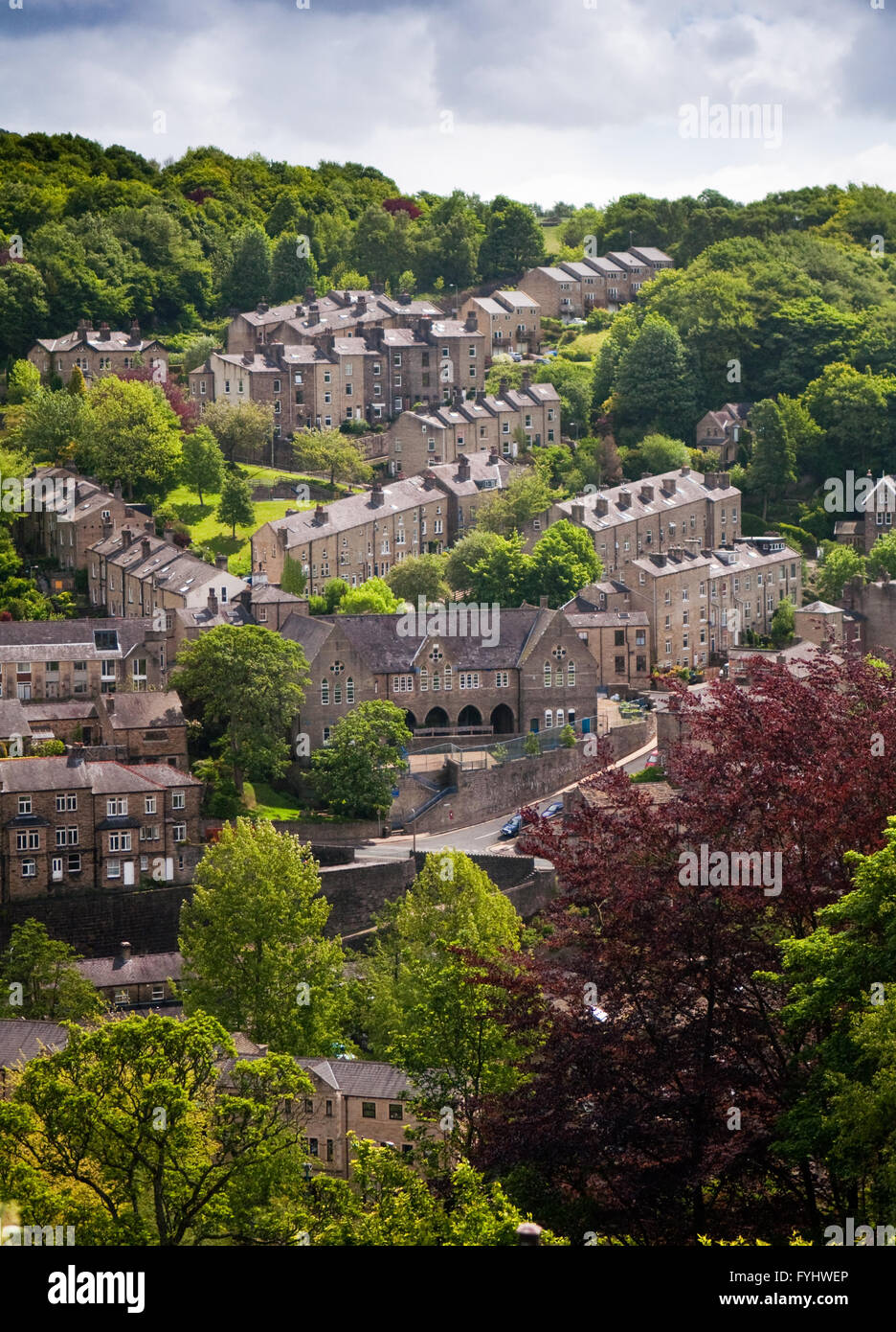 Straßen und Häuser auf dem steilen Hang Hebden Bridge in Yorkshire Calder Valley gebaut, gesehen von heptonstall. Stockfoto