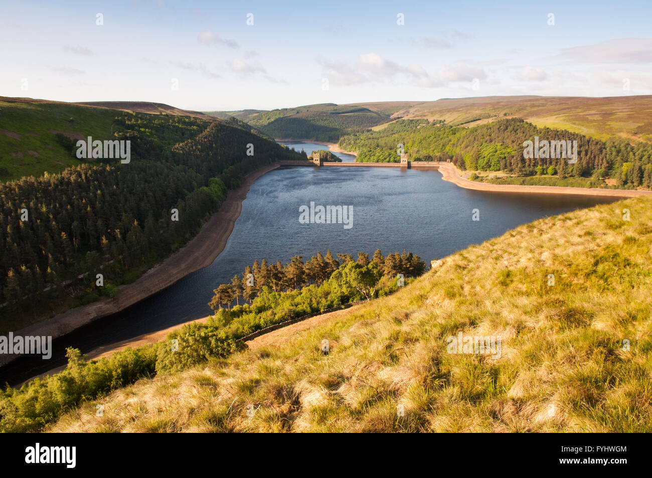 Erstes Licht auf Howden Reservoir in Derbyshire ist Upper Derwent Valley, Teil der Wasserversorgung für Sheffield bewaldet. Stockfoto