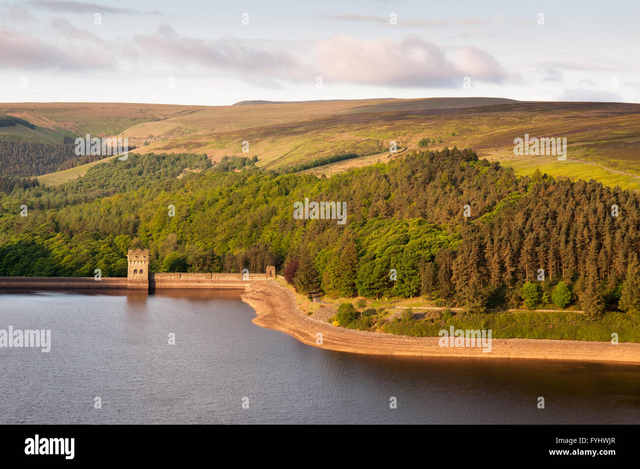 Zunächst Licht auf das Howden-Reservoir in der oberen Derwent Valley von Derbyshires Peak District National Park. Stockfoto
