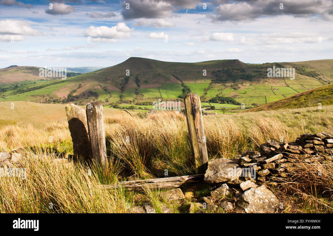 Eine verlassene Gebiet Begrenzungswand und Gateway auf Moorland oberhalb Edale im Peak District National Park. Stockfoto