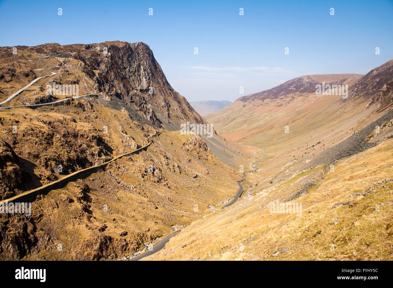 Die B5289-Straße führt durch Honister Pass zwischen den hohen Bergen des nördlichen Lake District in England. Stockfoto