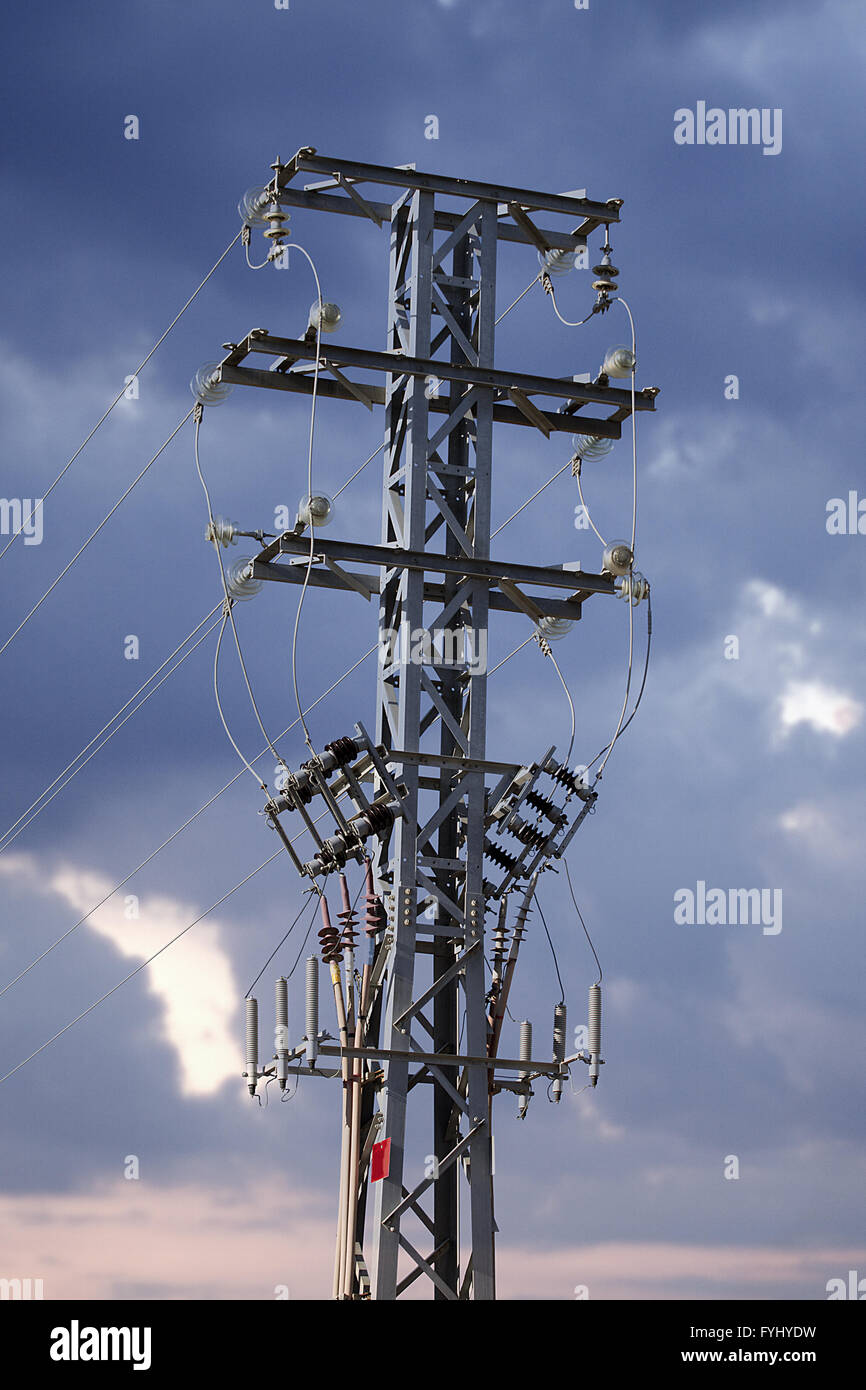Strommasten mit Hochspannungs-Leitungen Stockfoto