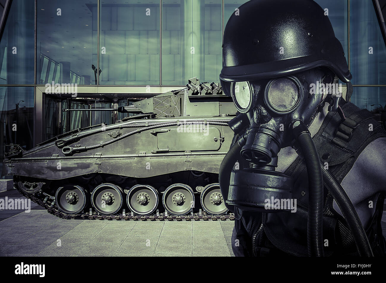 Tank, Verteidigung des Gebäudes, einen Business-Mann mit Gasmaske zu schützen Stockfoto