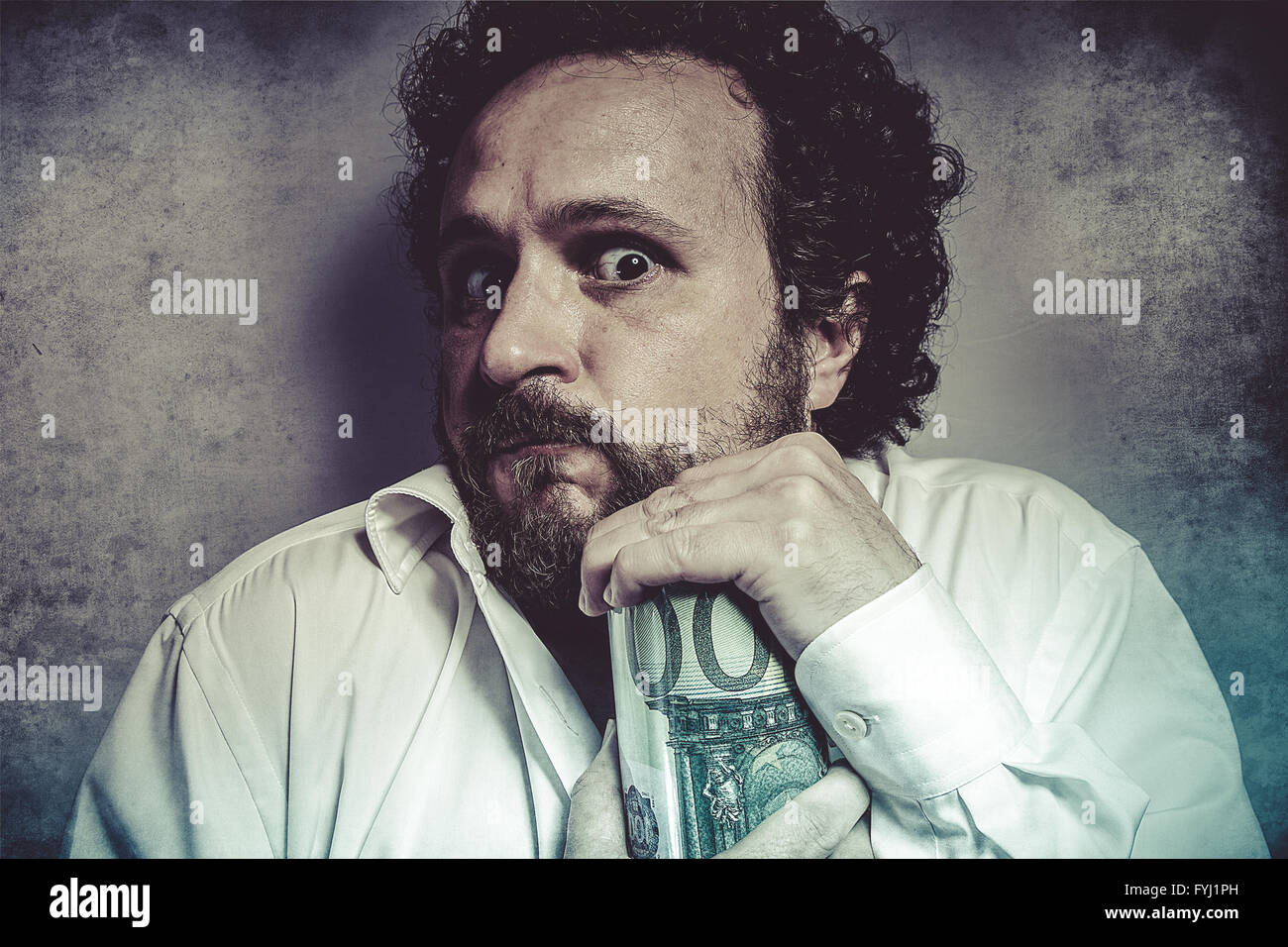 Sparen Sie, geizig Geschäftsmann, Geld zu sparen, Mann im weißen Hemd mit lustige Ausdrücke Stockfoto