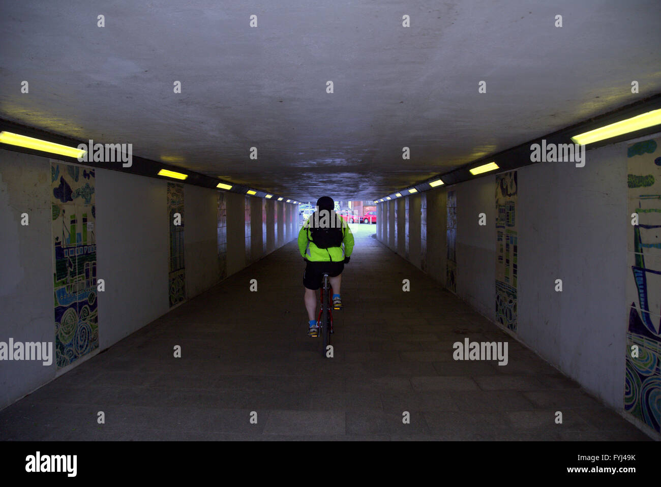 Radfahrer in Unterführung tunnel Stockfoto