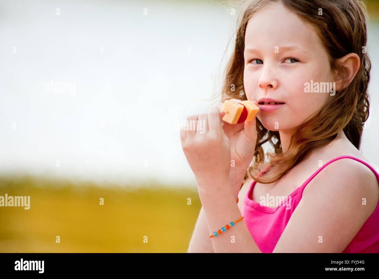 Mädchen mit Käse Stockfoto